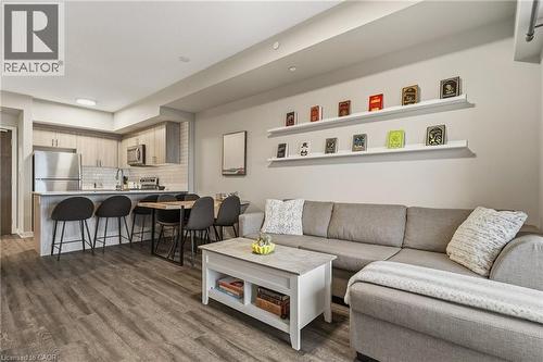 16 Markle Crescent Unit# 413, Hamilton, ON - Indoor Photo Showing Living Room