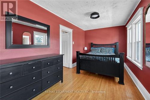 207 Edgemont Street S, Hamilton, ON - Indoor Photo Showing Bedroom
