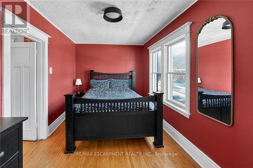 207 Edgemont Street S, Hamilton, ON - Indoor Photo Showing Bedroom