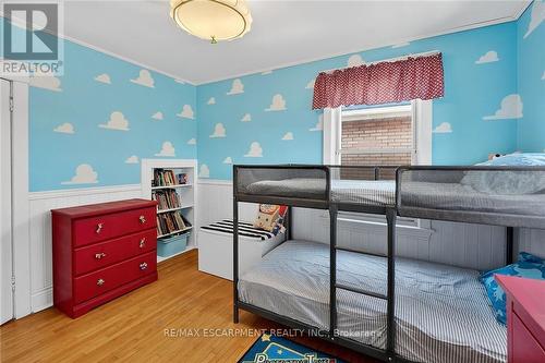 207 Edgemont Street S, Hamilton, ON - Indoor Photo Showing Bedroom