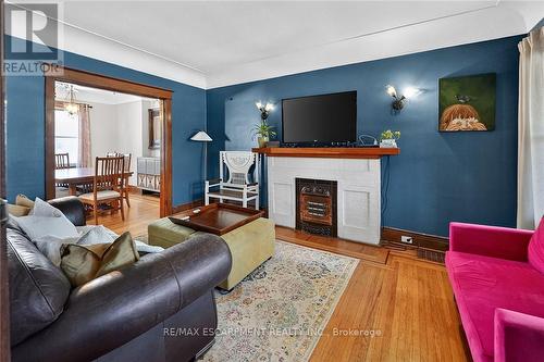 207 Edgemont Street S, Hamilton, ON - Indoor Photo Showing Living Room