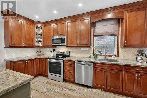 207 Edgemont Street S, Hamilton, ON - Indoor Photo Showing Kitchen