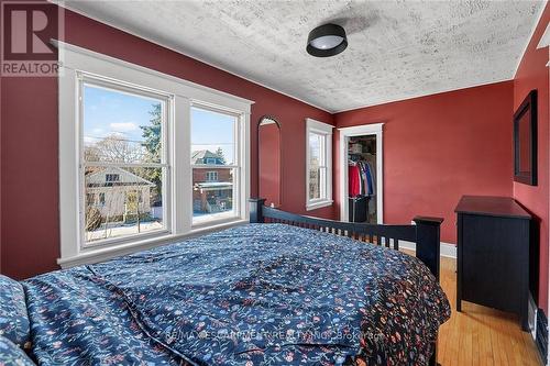 207 Edgemont Street S, Hamilton, ON - Indoor Photo Showing Bedroom