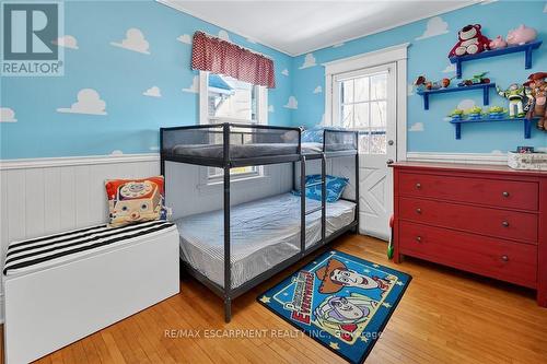 207 Edgemont Street S, Hamilton, ON - Indoor Photo Showing Bedroom