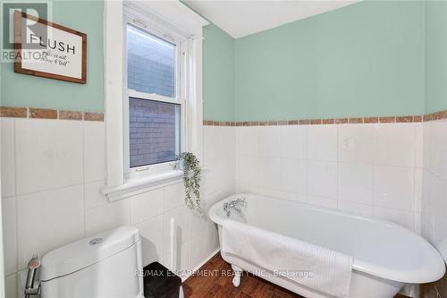 207 Edgemont Street S, Hamilton, ON - Indoor Photo Showing Bathroom