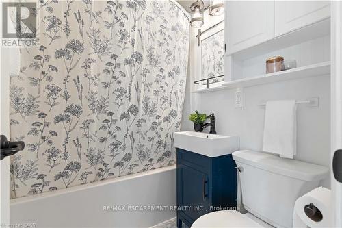 18 Flanders Avenue, St. Catharines, ON - Indoor Photo Showing Bathroom