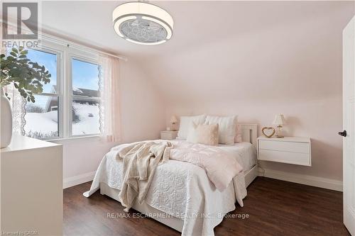 18 Flanders Avenue, St. Catharines, ON - Indoor Photo Showing Bedroom