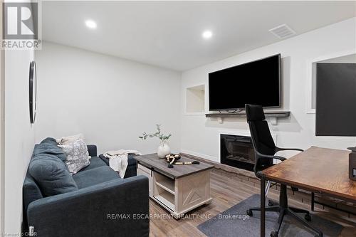 18 Flanders Avenue, St. Catharines, ON - Indoor With Fireplace