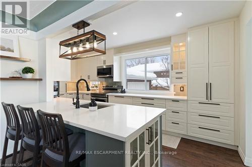 18 Flanders Avenue, St. Catharines, ON - Indoor Photo Showing Kitchen With Upgraded Kitchen