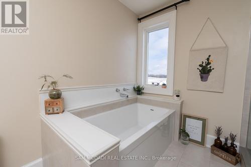 1046 Concession 6 Road W, Hamilton, ON - Indoor Photo Showing Bathroom