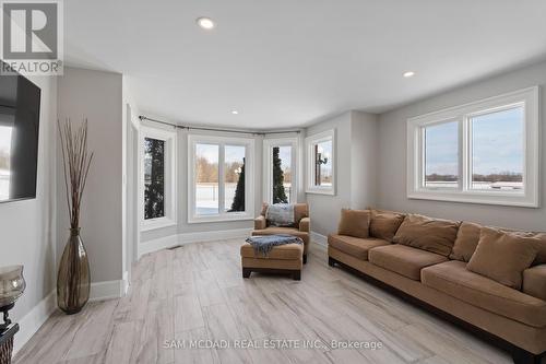1046 Concession 6 Road W, Hamilton, ON - Indoor Photo Showing Living Room
