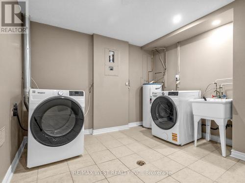 117 - 246 Milestone Crescent, Aurora, ON - Indoor Photo Showing Laundry Room