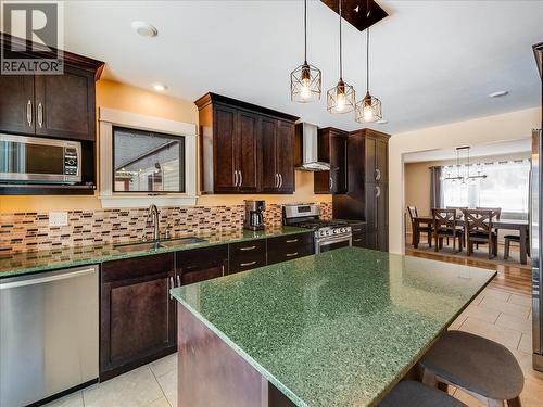 2329 5Th Avenue, Castlegar, BC - Indoor Photo Showing Kitchen