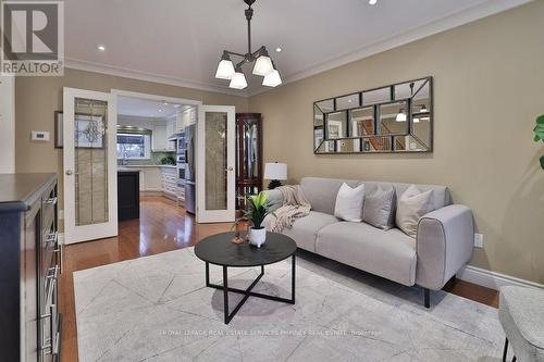 2289 Beejay Court, Mississauga, ON - Indoor Photo Showing Living Room
