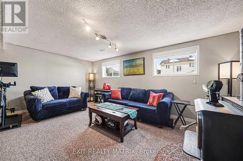 39 Lapointe Boulevard, Russell, ON - Indoor Photo Showing Living Room