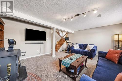 39 Lapointe Boulevard, Russell, ON - Indoor Photo Showing Living Room
