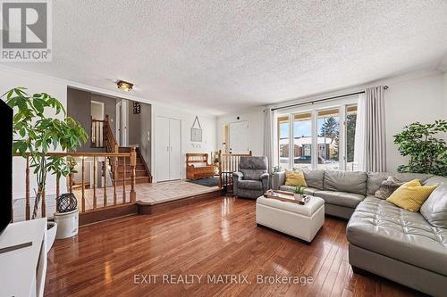 39 Lapointe Boulevard, Russell, ON - Indoor Photo Showing Living Room
