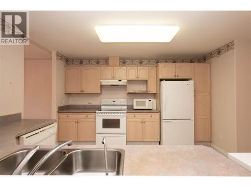 8416 Jubilee Road Unit# 306, Summerland, BC - Indoor Photo Showing Kitchen With Double Sink
