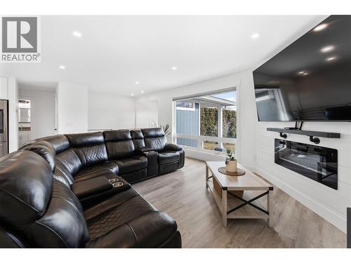 932 Mccartney Road, West Kelowna, BC - Indoor Photo Showing Living Room With Fireplace
