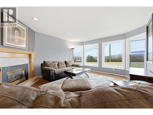 124 Sarsons Road Unit# 17, Vernon, BC - Indoor Photo Showing Living Room With Fireplace