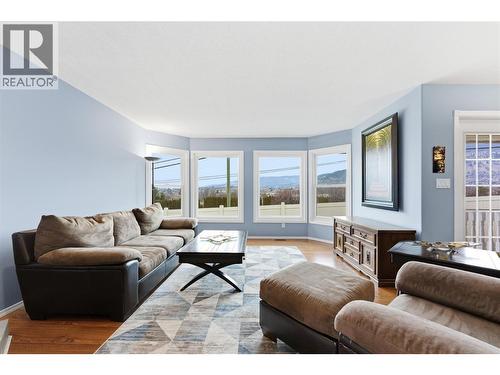 124 Sarsons Road Unit# 17, Vernon, BC - Indoor Photo Showing Living Room