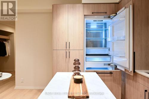 101 - 109 Erskine Avenue, Toronto, ON - Indoor Photo Showing Kitchen