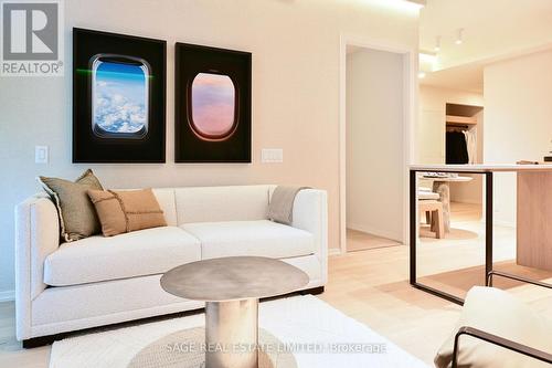 101 - 109 Erskine Avenue, Toronto, ON - Indoor Photo Showing Living Room