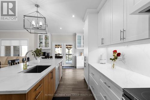 18 Todd Drive, Barrie, ON - Indoor Photo Showing Kitchen With Upgraded Kitchen