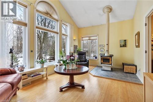 5114 Meadowood Lane, Beamsville, ON - Indoor Photo Showing Living Room