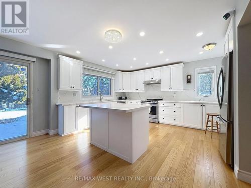20 Foxwood Grove, Toronto, ON - Indoor Photo Showing Kitchen