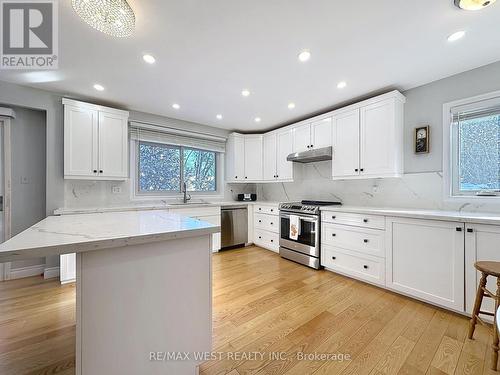 20 Foxwood Grove, Toronto, ON - Indoor Photo Showing Kitchen With Upgraded Kitchen
