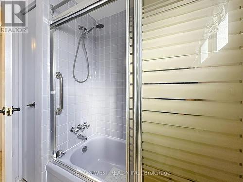 20 Foxwood Grove, Toronto, ON - Indoor Photo Showing Bathroom