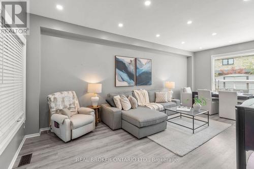 85 Laurier Avenue, Richmond Hill, ON - Indoor Photo Showing Living Room