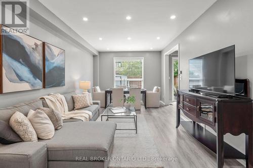 85 Laurier Avenue, Richmond Hill, ON - Indoor Photo Showing Living Room