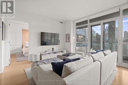 401 - 170 Avenue Road, Toronto, ON - Indoor Photo Showing Living Room
