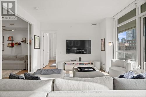 401 - 170 Avenue Road, Toronto, ON - Indoor Photo Showing Living Room