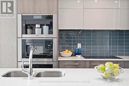 401 - 170 Avenue Road, Toronto, ON - Indoor Photo Showing Kitchen With Double Sink