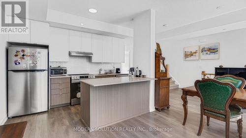 Q-208 - 155 Canon Jackson Drive, Toronto, ON - Indoor Photo Showing Kitchen