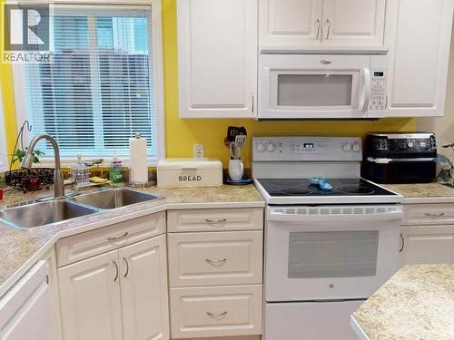 24-4415 Manson Ave, Powell River, BC - Indoor Photo Showing Kitchen With Double Sink