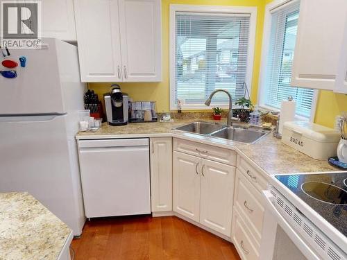 24-4415 Manson Ave, Powell River, BC - Indoor Photo Showing Kitchen With Double Sink
