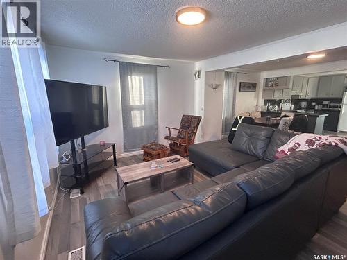 318 Aldridge Street, Bienfait, SK - Indoor Photo Showing Living Room