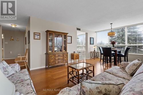 402 - 5100 Dorchester Road, Niagara Falls (Morrison), ON - Indoor Photo Showing Living Room