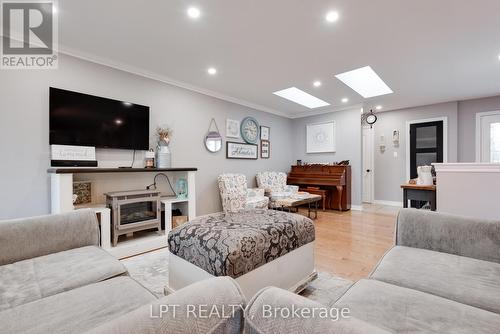 34 Cedar Creek Road, Springwater, ON - Indoor Photo Showing Living Room