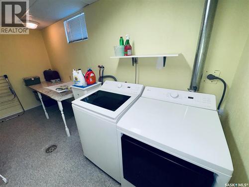 403 8Th Avenue W, Biggar, SK - Indoor Photo Showing Laundry Room