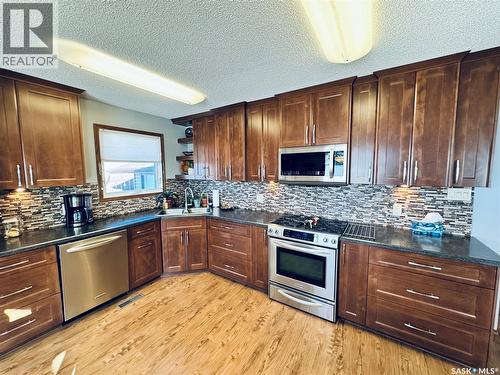 403 8Th Avenue W, Biggar, SK - Indoor Photo Showing Kitchen With Double Sink With Upgraded Kitchen