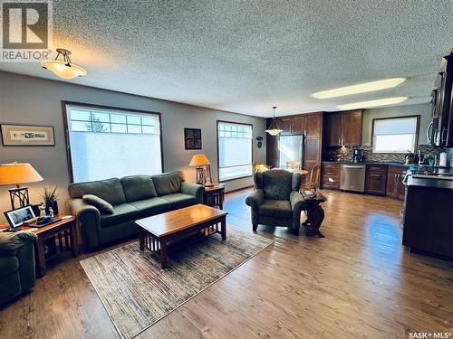 403 8Th Avenue W, Biggar, SK - Indoor Photo Showing Living Room