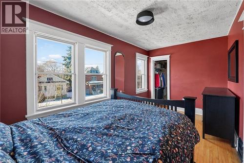 207 Edgemont Street S, Hamilton, ON - Indoor Photo Showing Bedroom