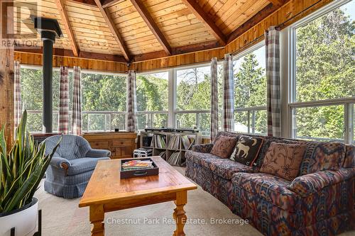 Unique floor plan with views out back and side - 158 Wensley Drive, Blue Mountains, ON - Indoor Photo Showing Living Room