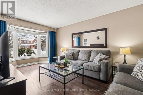 1606 Westport Crescent, Ottawa, ON - Indoor Photo Showing Living Room