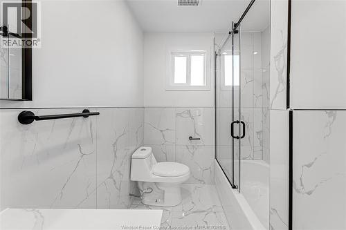 409 Hall Unit# B, Windsor, ON - Indoor Photo Showing Bathroom